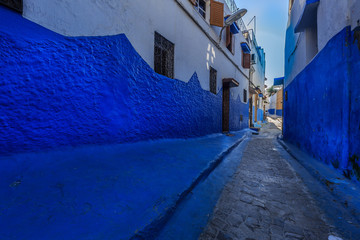 Blau weißes Haus mit Gasse in der Medina von Rabat, Marokko