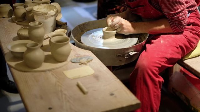 T&ouml;pfer produziert kleinen Becher auf seiner T&ouml;pferscheibe oder Drehscheibe in seiner Werkstatt