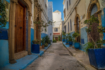 Fototapeta na wymiar Medina von Rabat mit blau weißen Häusern und verzierten Türen, Marokko