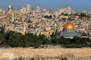 Naklejka premium Dome of the Rock, Islamic shrine located on the Temple Mount in the Old City of Jerusalem, Israel; view from the Mount of Olives