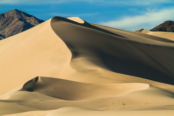 Fototapeta na wymiar flowing sand dunes of death valley
