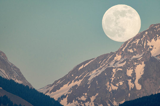 Supermoon, full moon over the "rote Wand", seen from Frastanz, Vorarlberg, Austria 07.04.2020