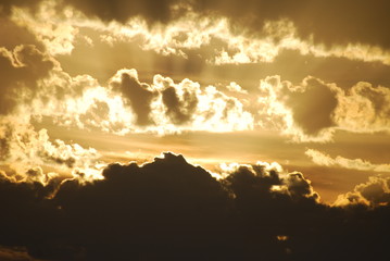 Wolkengebilde bei Sonnenuntergang