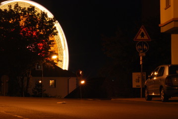 Riesenrad in der Stadt / Aufgenommen mit Langzeitbelichtung