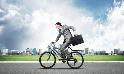 Obraz premium Man riding bicycle on highway