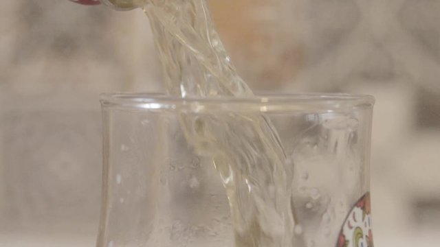 Copo de cerveja em c&acirc;mera lenta 120fps