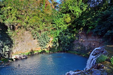 paesaggio naturale del fiume Elsa, noto come il fiume turchese, all'interno del parco fluviale a Siena in Toscana, Italia. Il colore blu dell'acqua è dovuto alle sorgenti termali che lo alimentano