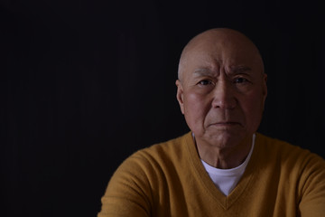 Obraz premium 困った顔のシニア男性