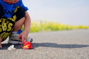 子供のお花遊び コピースペース