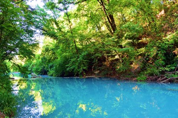 paesaggio naturale del fiume Elsa, noto come il fiume turchese, all'interno del parco fluviale a...