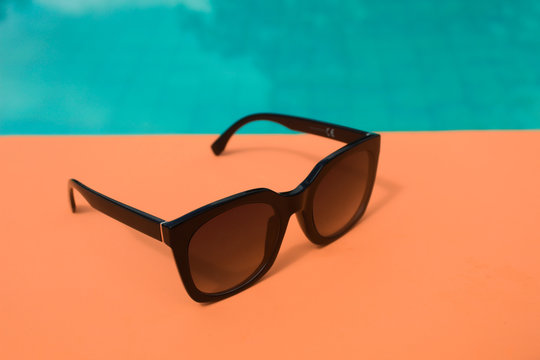 Imagen veraniega de gafas de sol protectoras de los rayos ultravioleta con fondo colorido y brillante