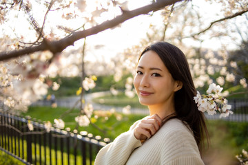 女性と桜