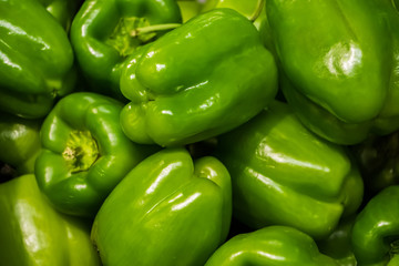 Obraz na płótnie Canvas Green bell pepper at a farmers market. Vegetables for a diet.