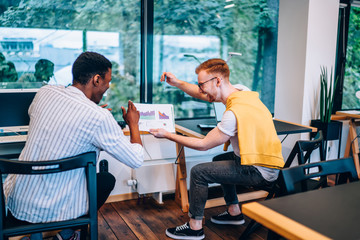 Obraz premium Diverse coworkers laughing at charts