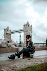 Obraz premium Girl walking on tower bridge on a beautiful blue sky day