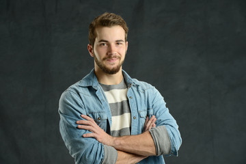 Obraz premium Young man cassually dressed with crossed arms