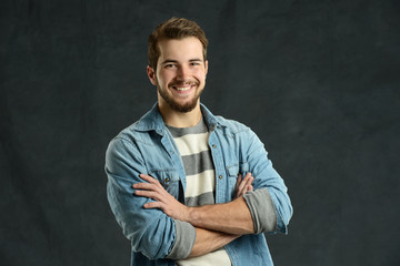 Obraz premium Young man cassually dressed smiing with crossed arms