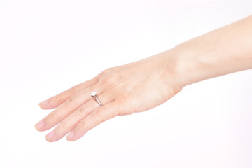 ダイヤモンドの結婚指輪をした手のイメージ
