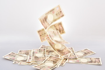 現金が降っているようなイメージ