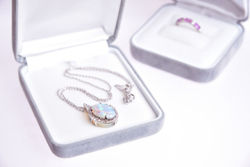 化粧箱に入ったアクセサリーのイメージ