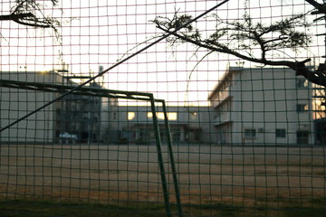 青春を感じる夕暮れ時の日本の小学校