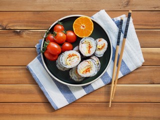 한국의 음식 김밥과 방울 토마토, 귤

