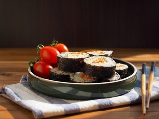 한국의 음식 김밥과 방울 토마토, 귤
