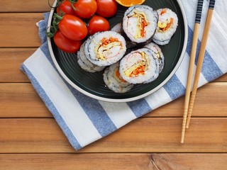 한국의 음식 김밥과 방울 토마토, 귤
