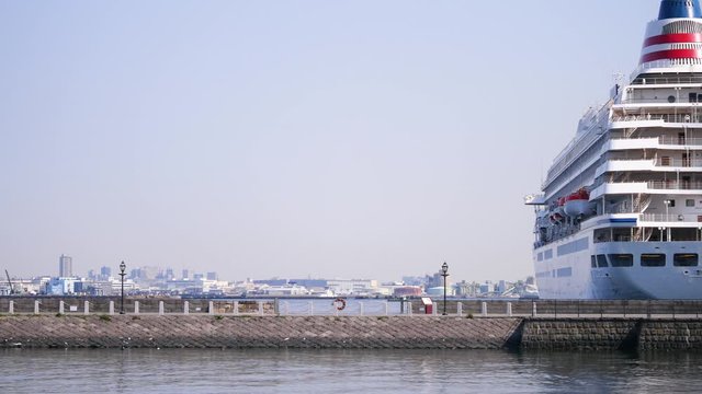 日本の横浜にある港の風景。豪華客船と海。