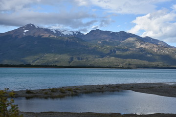 lago montañas bosque nativo chile patagonia