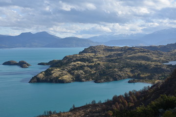 Obraz premium lago montañas bosque nativo chile patagonia