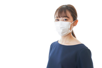 マスクをした若い女性