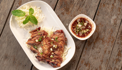 Well-Done Grilled Pork with Spicy Sauce 