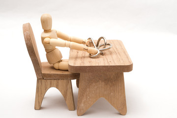 知恵の輪を解いている人形