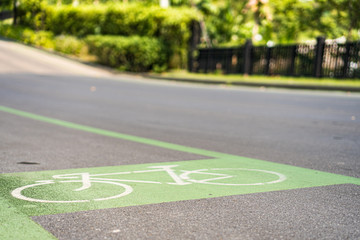 Obraz premium Bicycle icon signage on bike lane. Background for clean transportation and ecology traffic