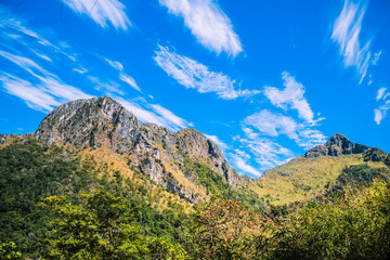 Naklejka premium big mountain with clear blue sky