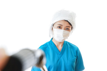 消毒作業を行う医療従事者