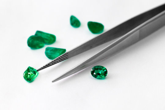 esmeraldas gigantes cristales emerald gemstone gemas piedras preciosas diamantes verdes granate zafiro rub&iacute;	
