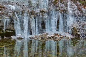 埼玉県奥秩父の三十槌の氷柱(みそつちのつらら)