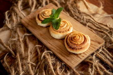 Obraz na płótnie Canvas freshly baked cinnamon rolls