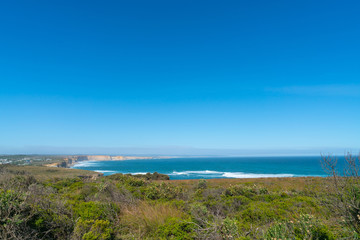 Fototapeta na wymiar Long sweeping cliff along coastline of Great Ocean Road.