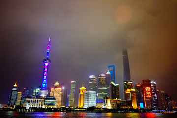 Obraz premium Shanghai the bund at night with skyscrapers lighting