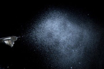 霧吹きから出る細かい水
