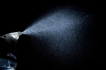 霧吹きから出る細かい水