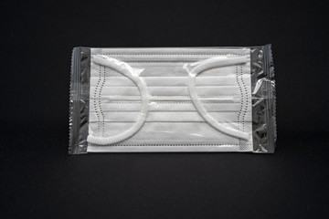 袋に入った新品のマスク