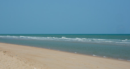 Fototapeta premium Błękitne niebo, ocean i plaża