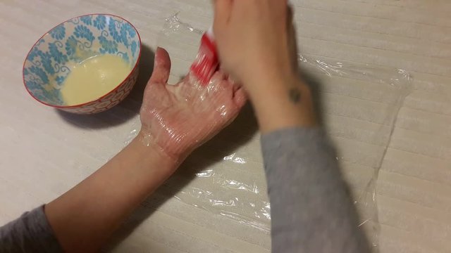 Cura delle mani fatte a casa con miele e latte, cura delle unghie e bellezza