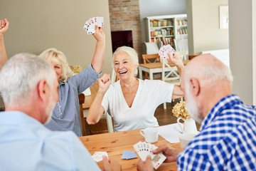 Gruppe Senioren hat Spaß beim Karten spielen