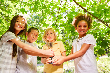 Multikulturelles Kinder Team mit Sieger Pokal
