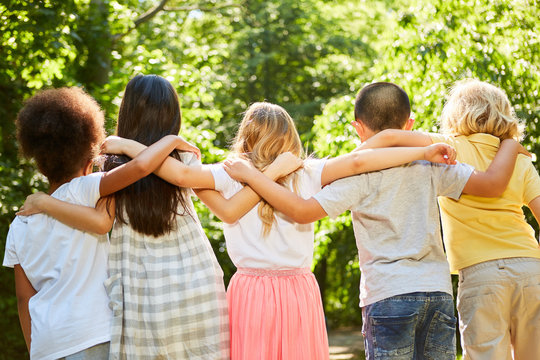 Gruppe Kinder im internationalen Kindergarten